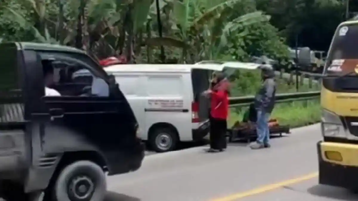 Ambulans Bawa Jenazah Kecelakaan di Kayu Aro Solok