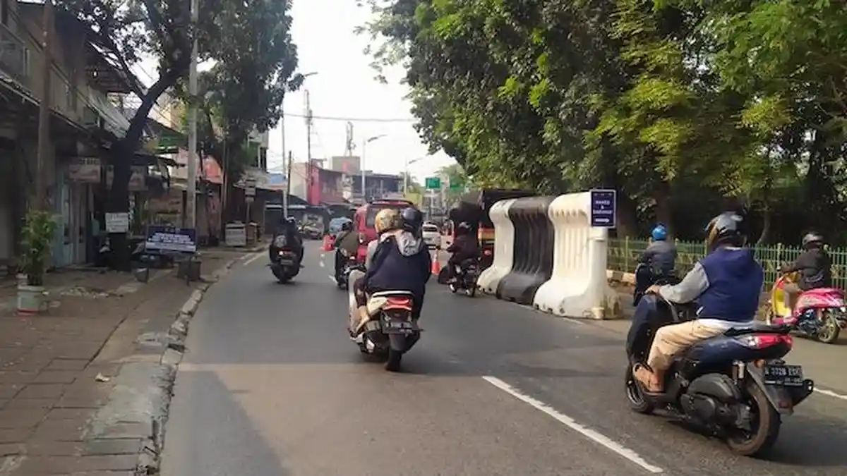 Pengendara Ramai-ramai Manfaatkan Pelonggaran di Pos Penyekatan Lenteng Agung