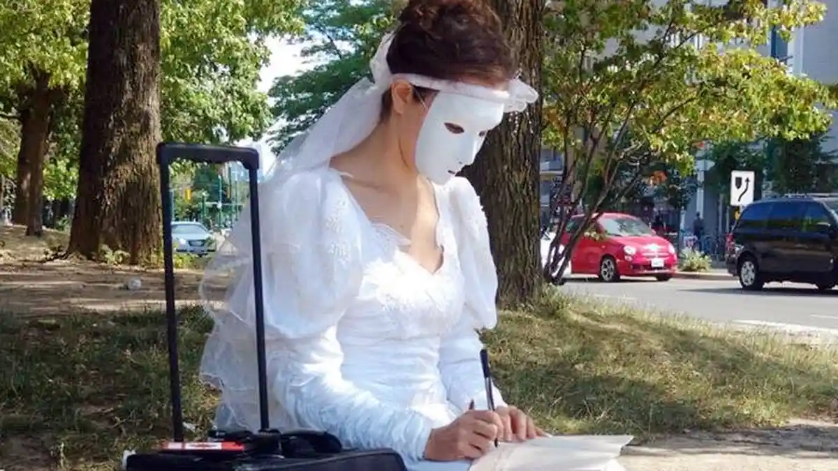 Pengantin Bertopeng Ini Tinggalkan Catatan Misterius di Berbagai Tempat di Toronto, Kisahnya Viral!