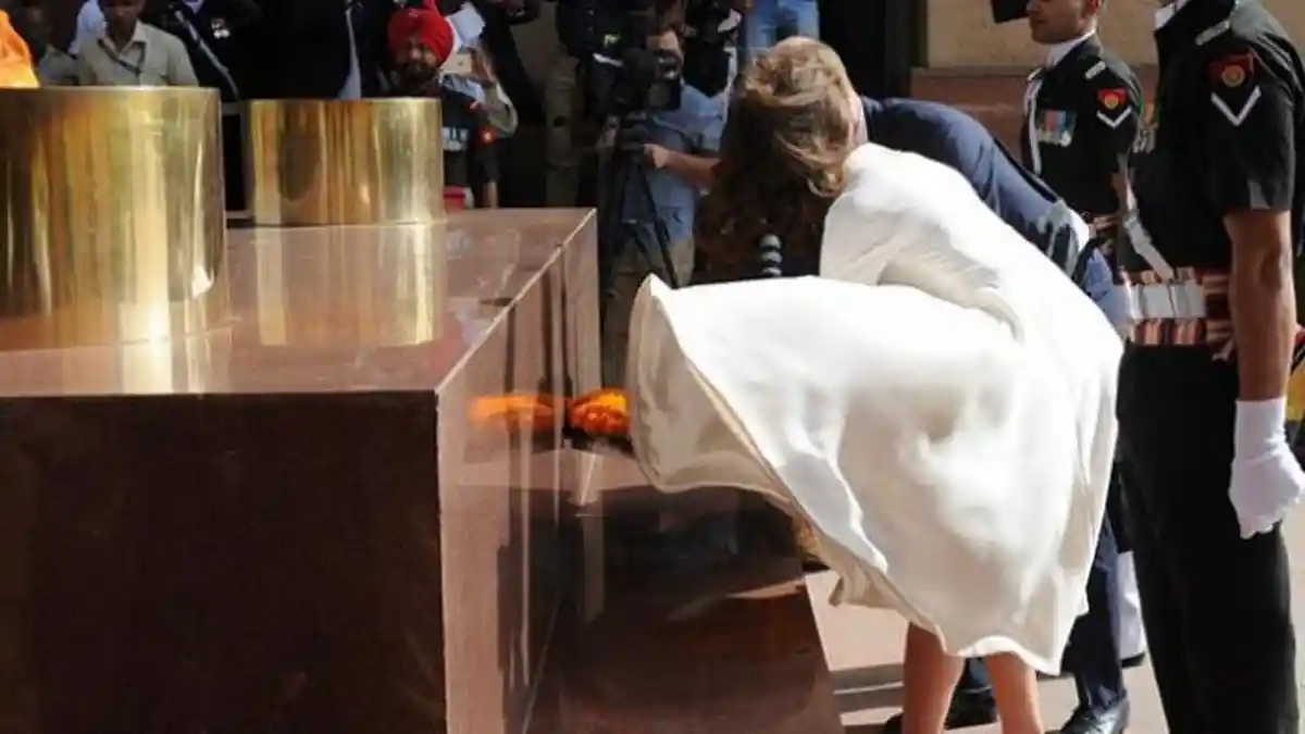 Angin Nakal Singkap Rok Kate Middleton di Depan Tamu Negara