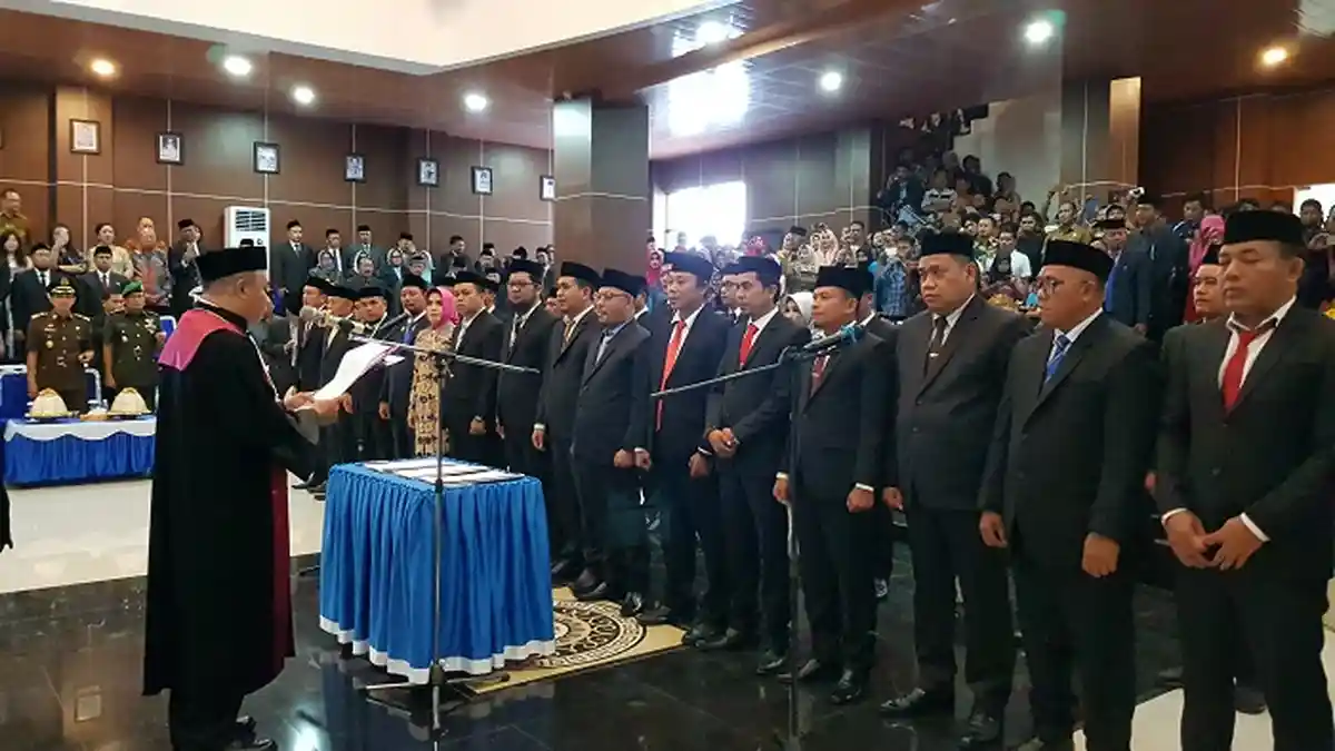 Ketua Pengadilan Negeri Lantik 30 Anggota DPRD Mamuju Periode 2019-2024