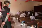 Begini Reaksi Ganjar Dapati Guru Copot Masker saat Keliling Cek Sekolah PTM 100 Persen