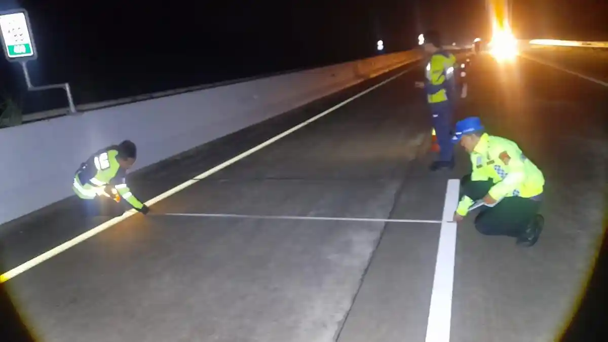 Daihatsu Sigra Tabrak Tronton di Tol Cisumdawu Sumedang, 2 Penumpang Mobil Tewas 