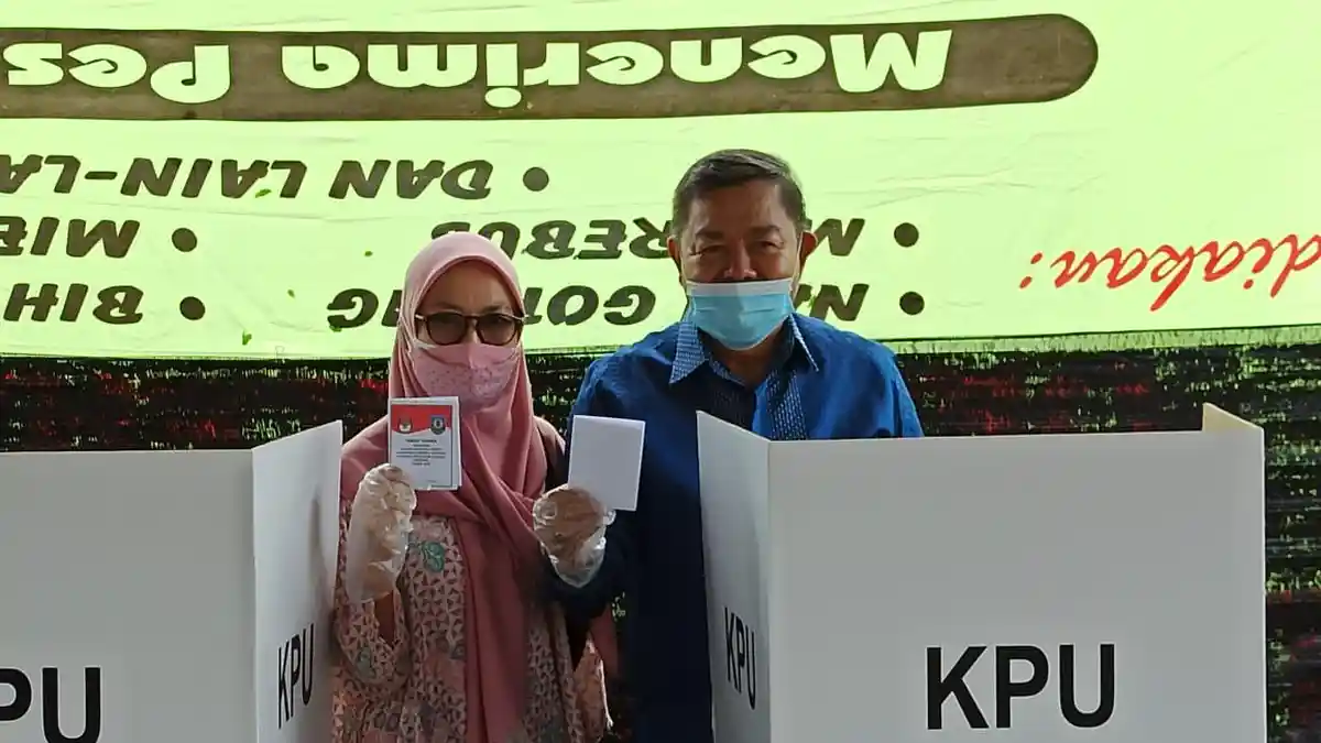 BUPATI Bangka Selatan Bersama Istri Nyoblos di TPS 12