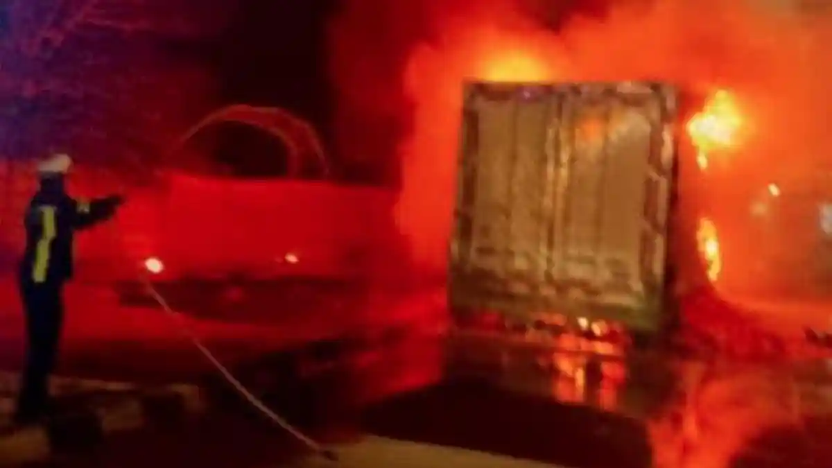 Truk Angkut 20 Ton Wortel Ludes Terbakar di Tol Jombang-Mojokerto, Muatan Tak Terselamatkan