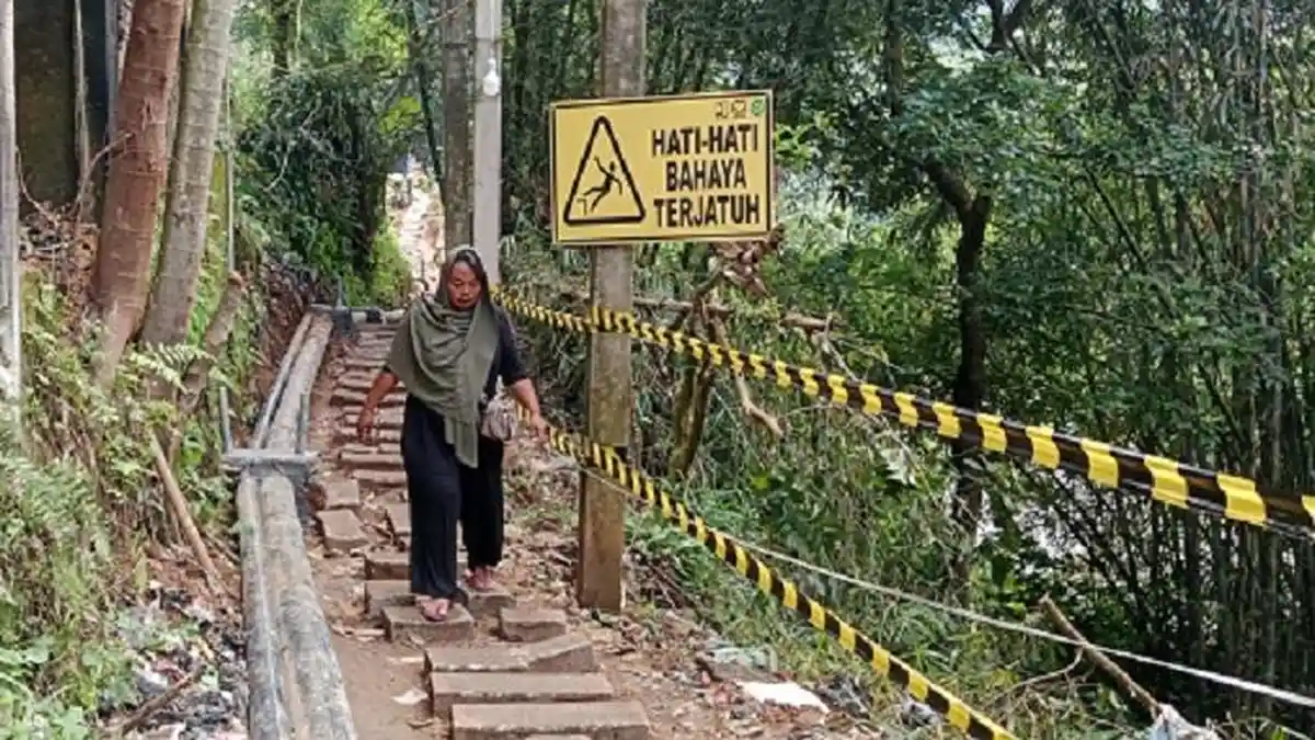 Berada Dipinggir Jurang, Ini Penampakan Jalur Pejalan Kaki Akibat Perbaikan Jembatan Cikereteg Molor