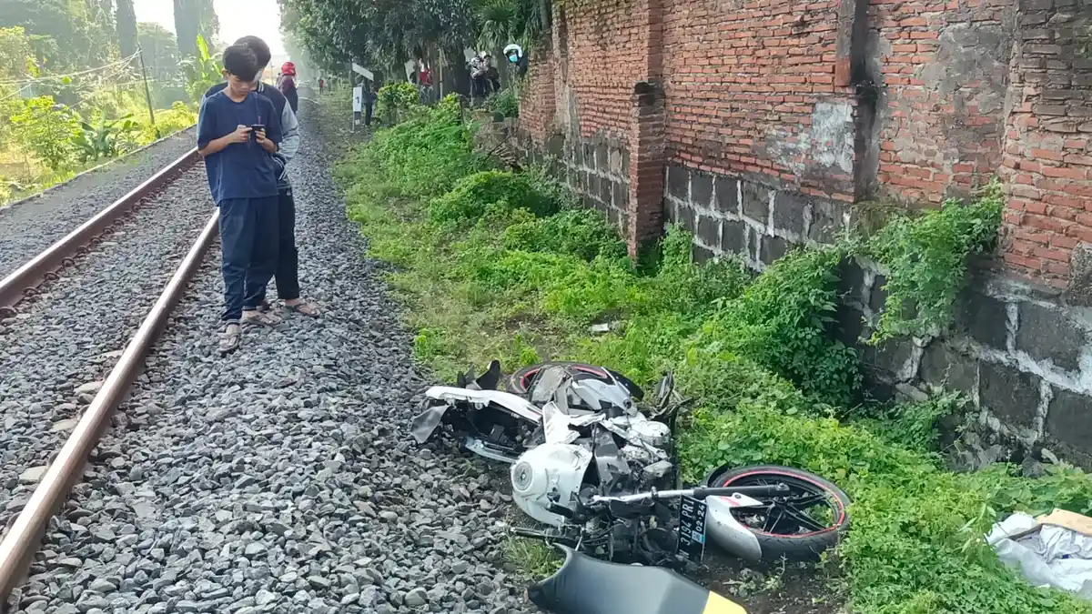 Kurang Berhati-hati, Pemuda di Kota Probolinggo Disambar Kereta Api, Terluka Parah