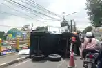 Gandengan-pengangkut-UPS-Mobile-milik-PLN-yang-terguling-di-Jalan-Gatot-Subroto.jpg