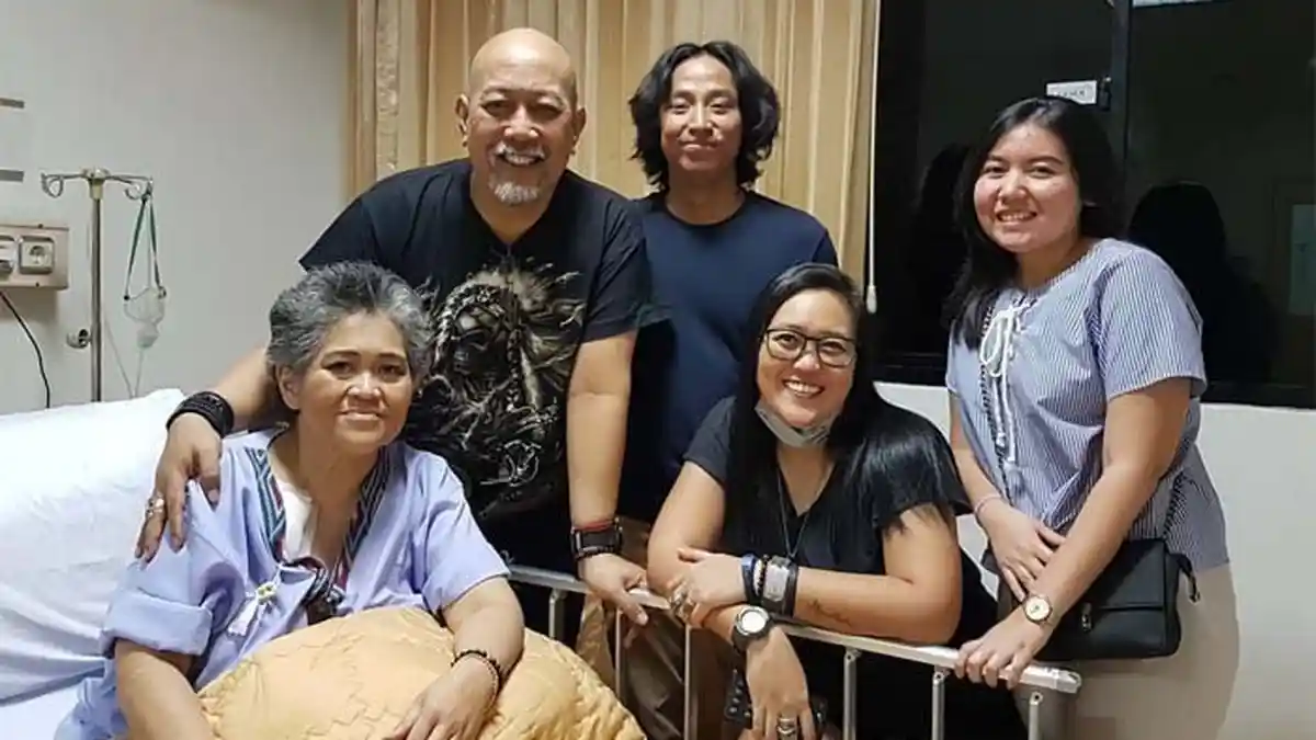 Istri Indro Warkop Ganti Obat Kemoterapi , Sang Anak Sebut : Mami Botak Kaya Suami dan Mantunya