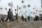 Permainan Jajangkungan di Festival Kaulinan Urang Lembur