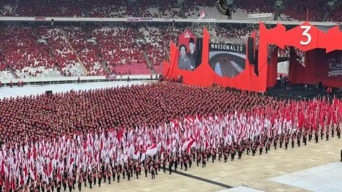 Derap Langkah 7.000 Pasukan Satgas Cakra Buana PDIP Menghentak Stadion GBK Jakarta