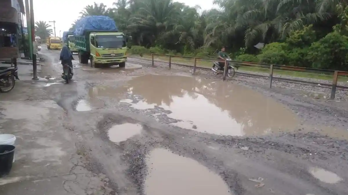 Curhat Soal Jalan Rusak di Medsos, Anggota DPRD Asahan Ini Dapat Kritikan Netizen