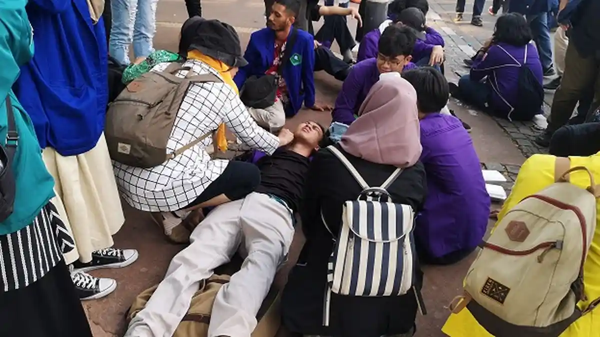 Mahasiswa Pingsan saat Unjuk Rasa Kenaikan BBM di Patung Arjunawijaya Gambir