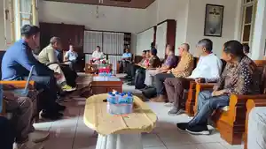 Direktur-Panas-Bumi-Kementerian-ESDM-dan-jajaran-PT-PLN-UIP-Nusra-bertemu-Uskup-Agung-Ende.jpg