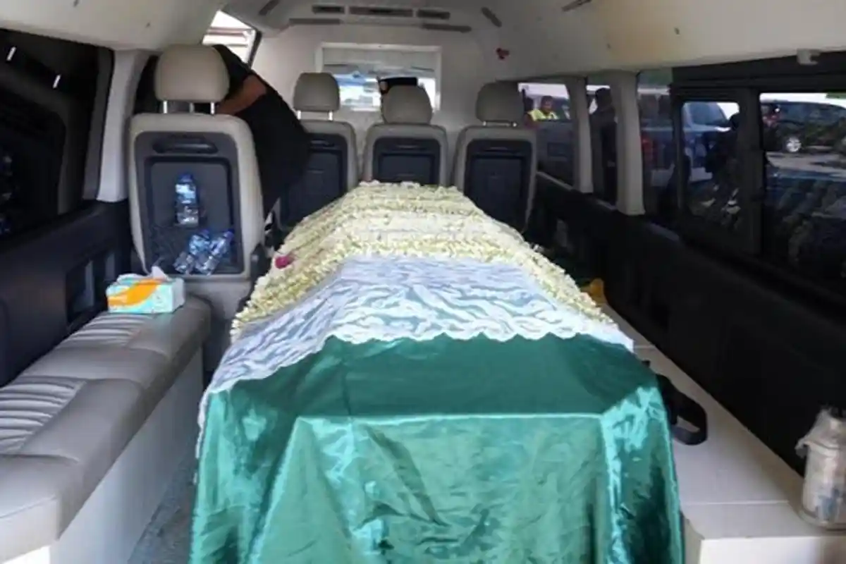 FOTO-FOTO: Momen Kedatangan Jenazah Norbaiti Isran Noor dan Suasana Rumah Duka - 20230525_Momen-kedatangan-jenazah-Norbaiti-Isran-Noor-dan-suasana-rumah-duka-di.jpg