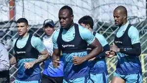 beberapa-pemain-persib-bandung-saat-melakoni-sesi-latihan.jpg
