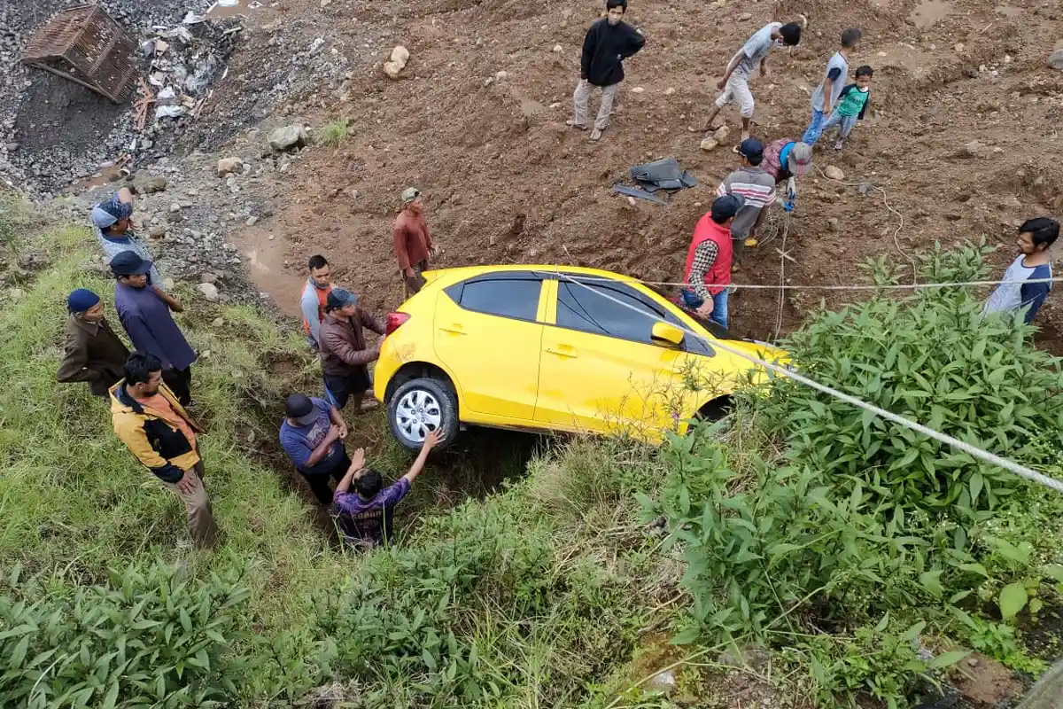 Kondisi Sekeluarga Mobilnya Masuk Jurang di Tawangmangu, Dirawat di Puskesmas, Lantas Pulang ke Solo