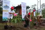 Manajemen-AHM-tanam-pohon-saat-kegiatan-program-KKN-Tematik-Satu-Hati.jpg