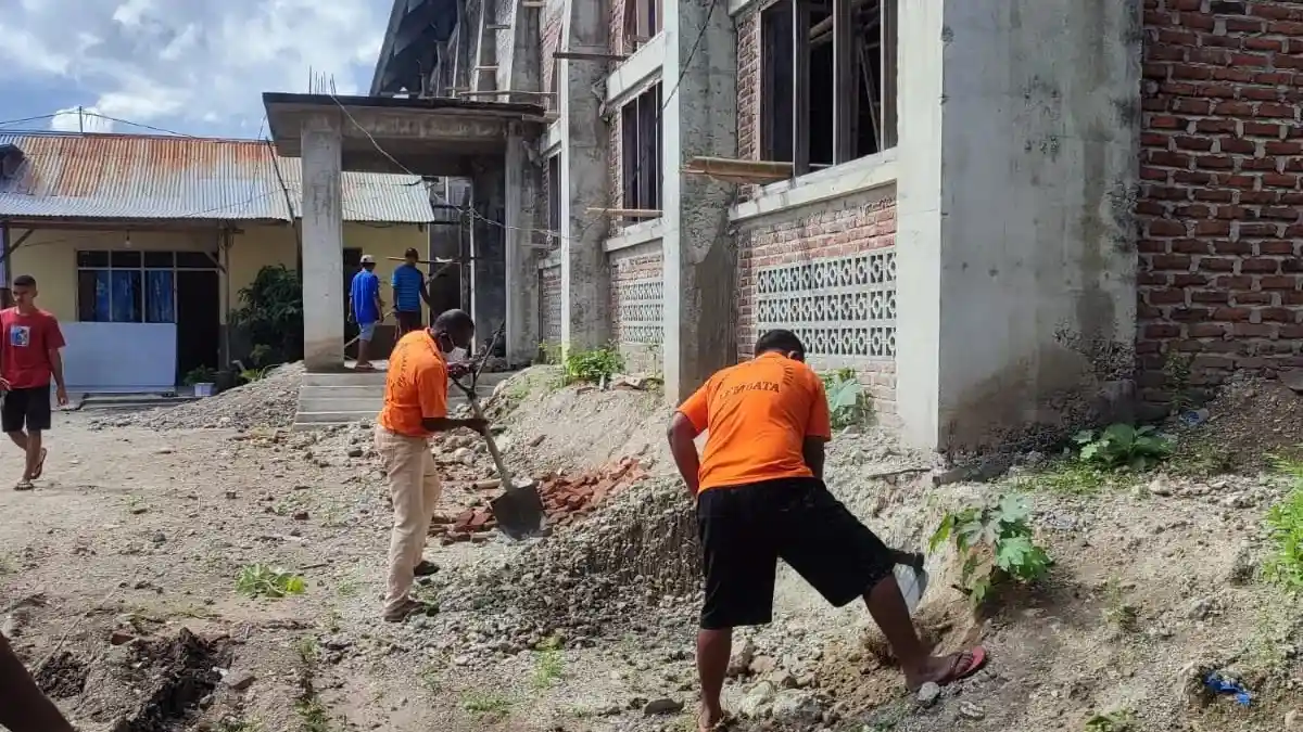 Warga Binaan Lapas Lembata Bersihkan  Gereja Paroki Pada