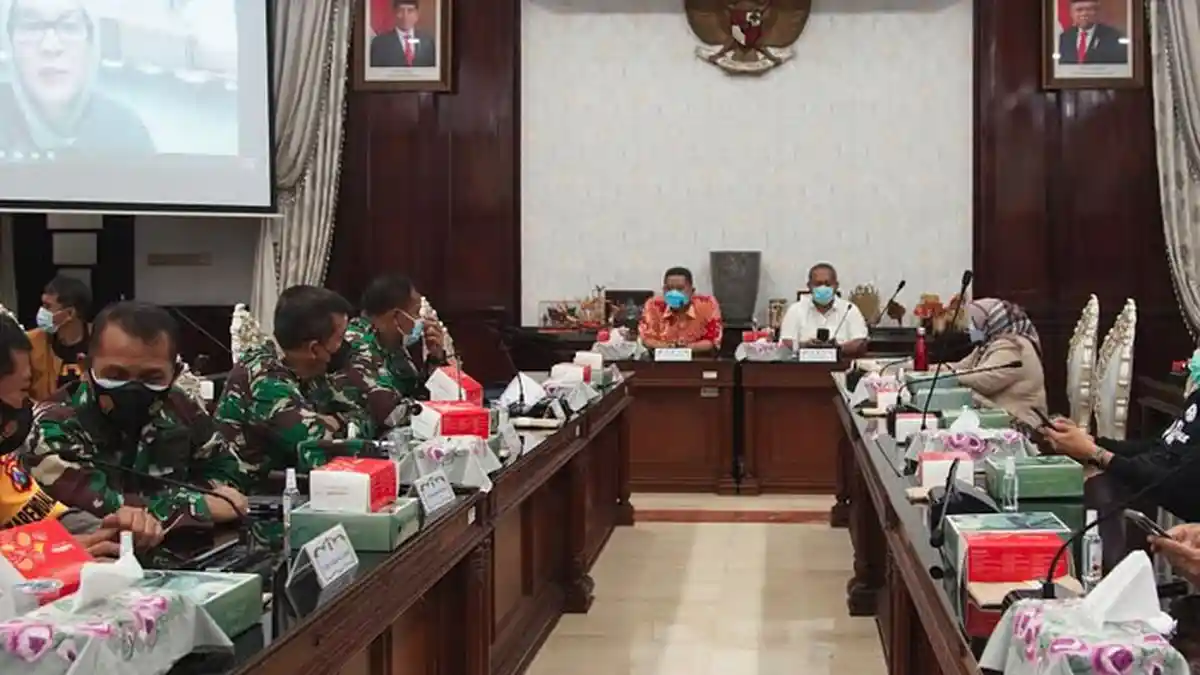 Permudah Administrasi Warga Surabaya, Camat dan Lurah Jemput Bola 'Ngantor' di Balai RW