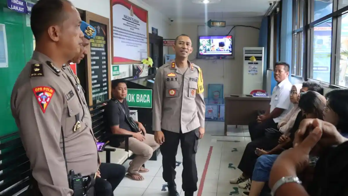 Sidak, Kapores Sergai Tanya Pengunjung yang Sedang Urus Administrasi di Sentra-sentra Pelayanan