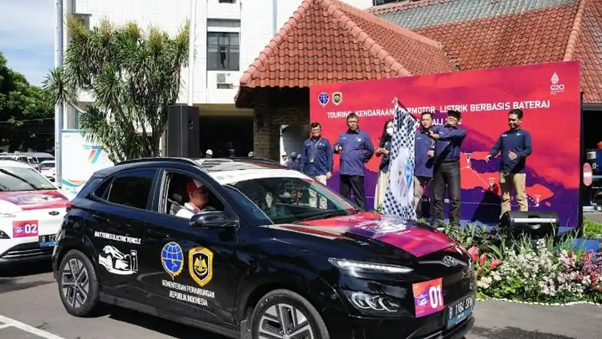 GM PLN Jateng DIY Lepas Touring Mobil Listrik, Siagakan SPKLU Sepanjang Rute