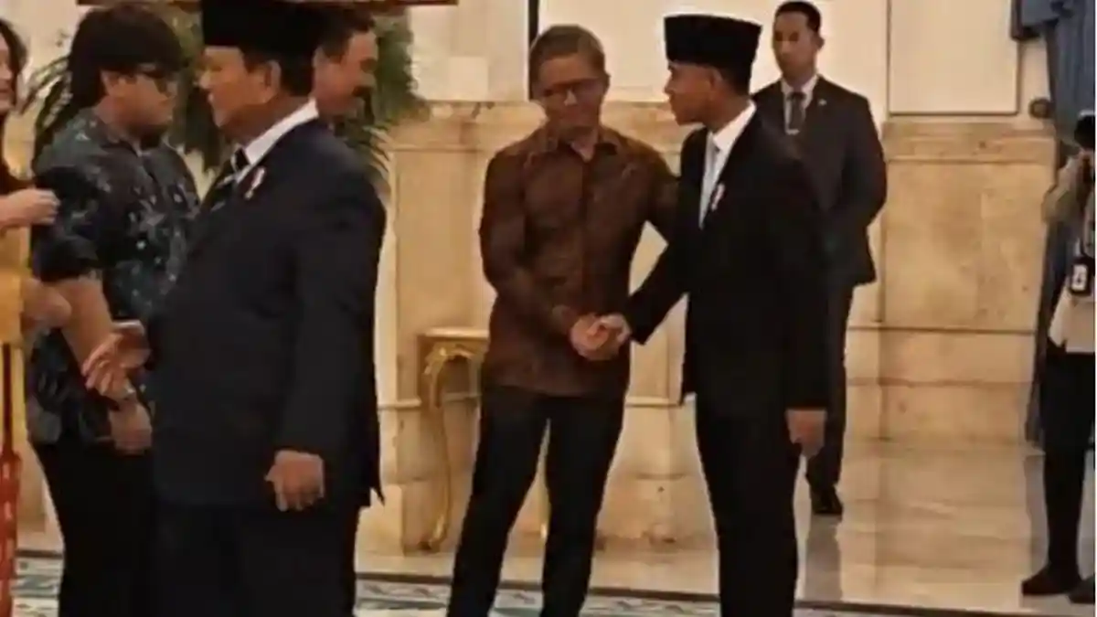 Kehadiran Rocky Gerung Warnai Momen Reshuffle Kabinet, Tertawa Bareng Prabowo hingga Rangkul Gibran