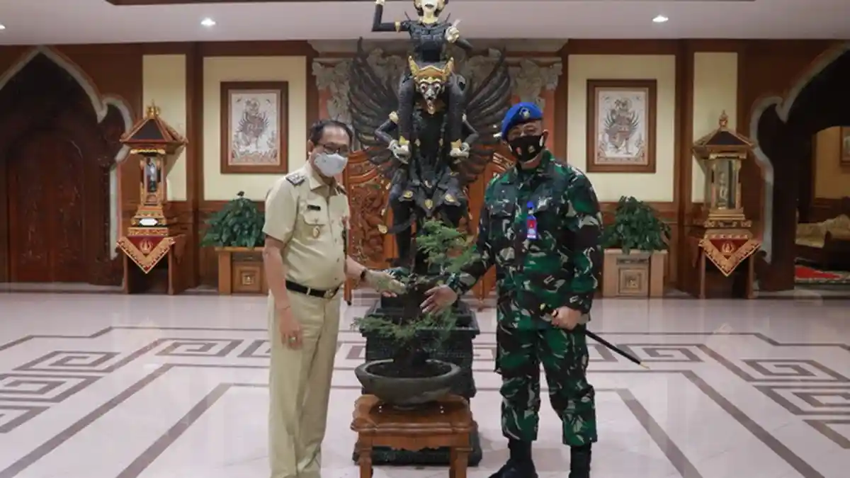 Wakil Bupati Badung Menerima Danlanud I Gusti Ngurah Rai, Dapat Hadiah Bonsai