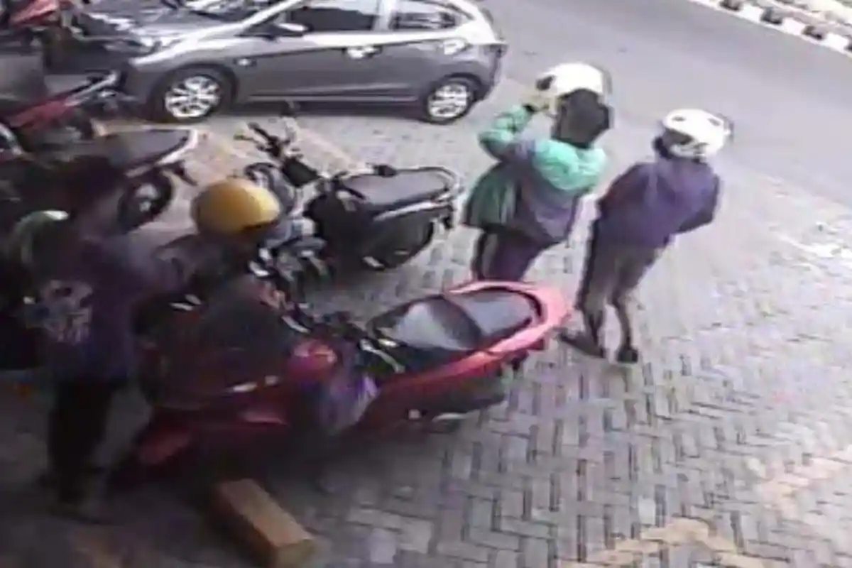 Komplotan Maling Gasak Motor Pembeli di Minimarket Surabaya, Modus Pakai Jaket Ojol dan Jadi Pembeli