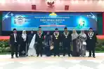 Prof-Mirza-Tabrani-foto-bersama-usai-melantik-empat-wakil-rektor-periode-2026-2031-di-AAC.jpg