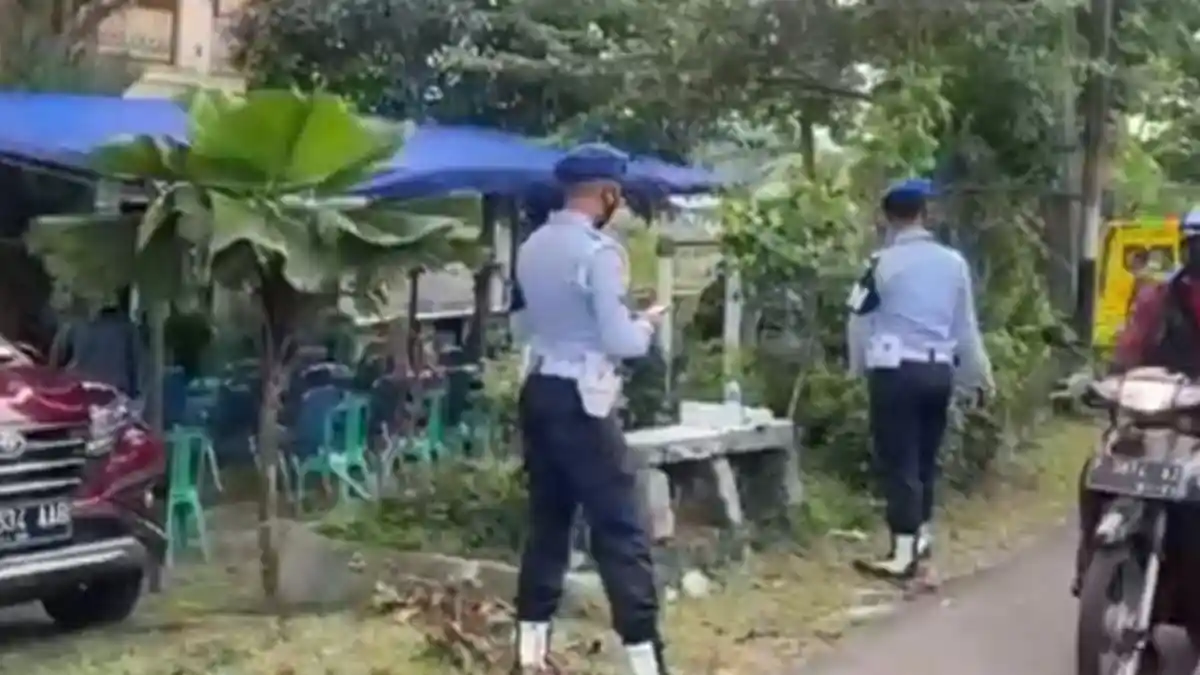 Suasana Kediaman Pilot Pesawat Rimbun Air di Bogor, Kerabat dan Tetangga Berdatangan