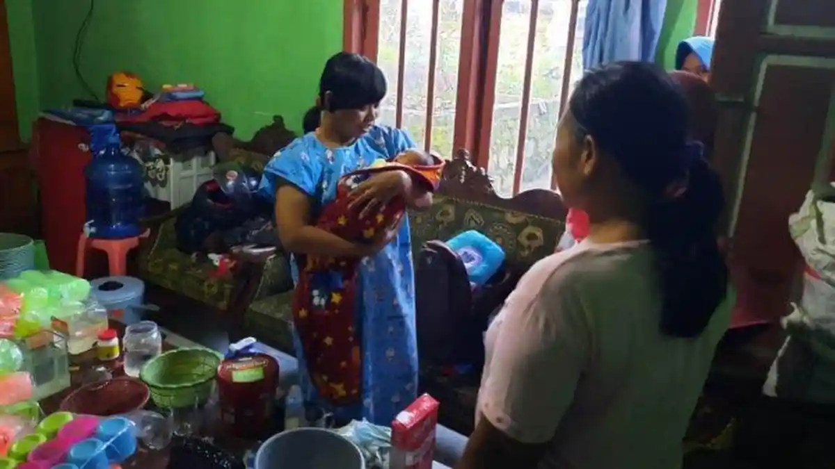 Bayi Perempuan Dibuang di Depan Rumah Warga di Banyumas, Ada Tas Isi Pakaian dan Dot