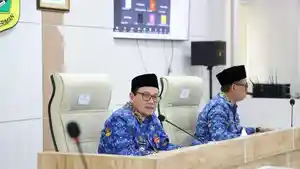 Pj-Bupati-Bogor-Bachril-Bakri-kiri-saat-memimpin-rapat-di-Aula-Setda.jpg