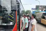 Di Tengah Musibah Tabrakan Kereta, Bus Bantuan Transjakarta Malah Diadang Sopir Angkot Bekasi
