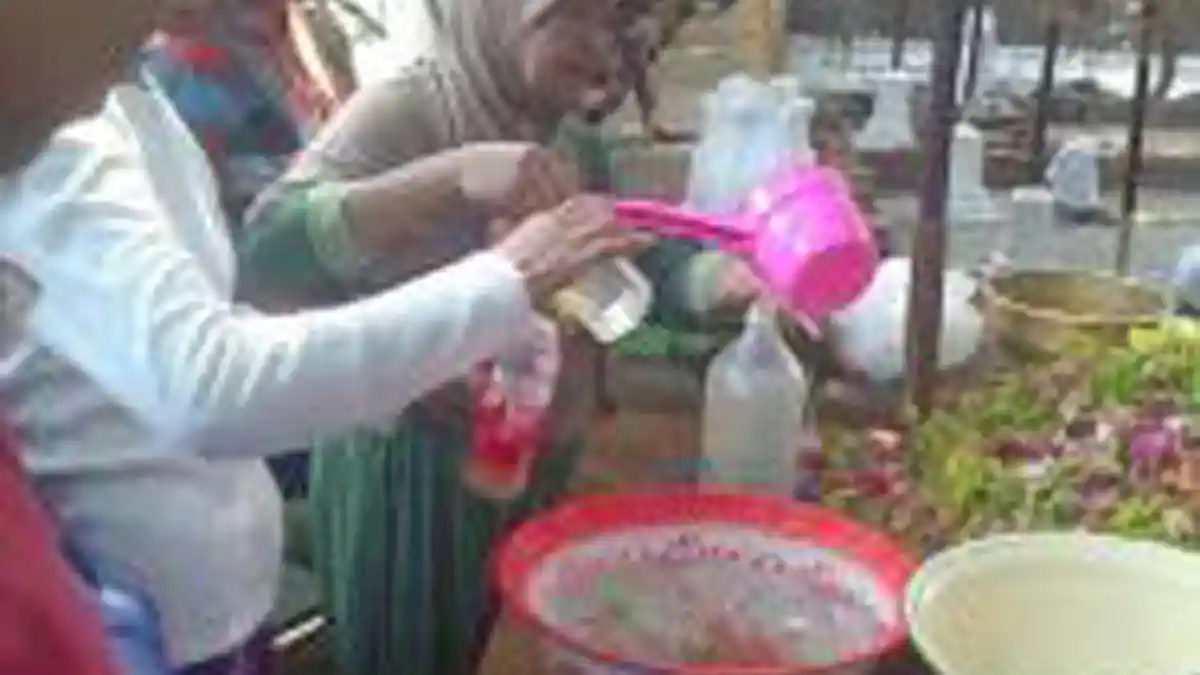 Air Kembang Makam Prabu Anom Jadi Rebutan Warga