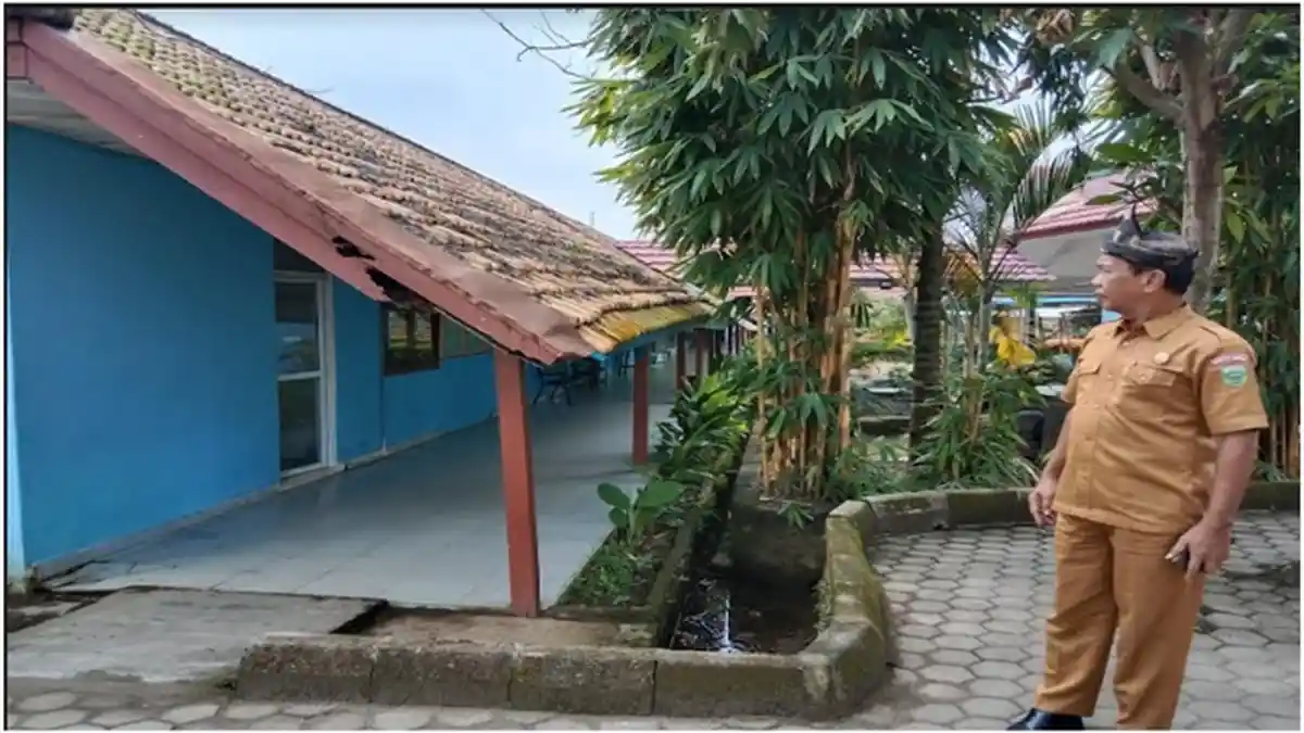 BREAKING NEWS: Bangunan SMKN 5 Palembang Nyaris Roboh, Tiang Penyangga dan Atap Rapuh Dimakan Usia