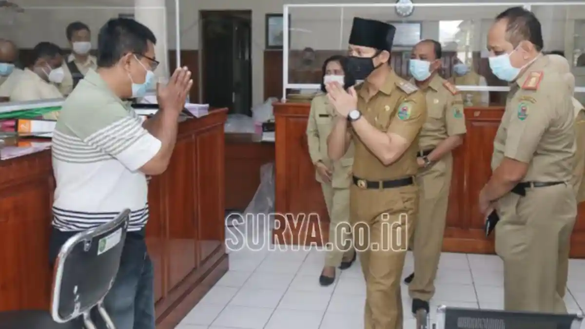 Hari Pertama Kerja 2021, Bupati Trenggalek Mas Ipin Lakukan Sidak dan Ingatkan Protokol Kesehatan