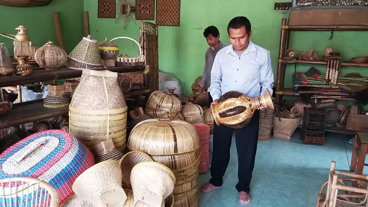 Melihat Kerajinan Tudung Saji dari Bambu di Mandiraja, Banjarnegara