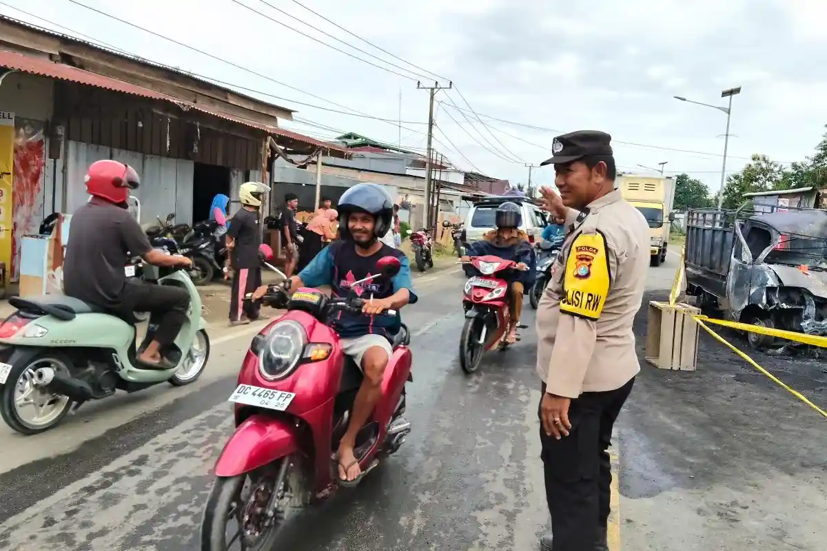 Pick Up Pemuat Solar Terbakar di Mamuju Tengah Sebabkan Kemacetan