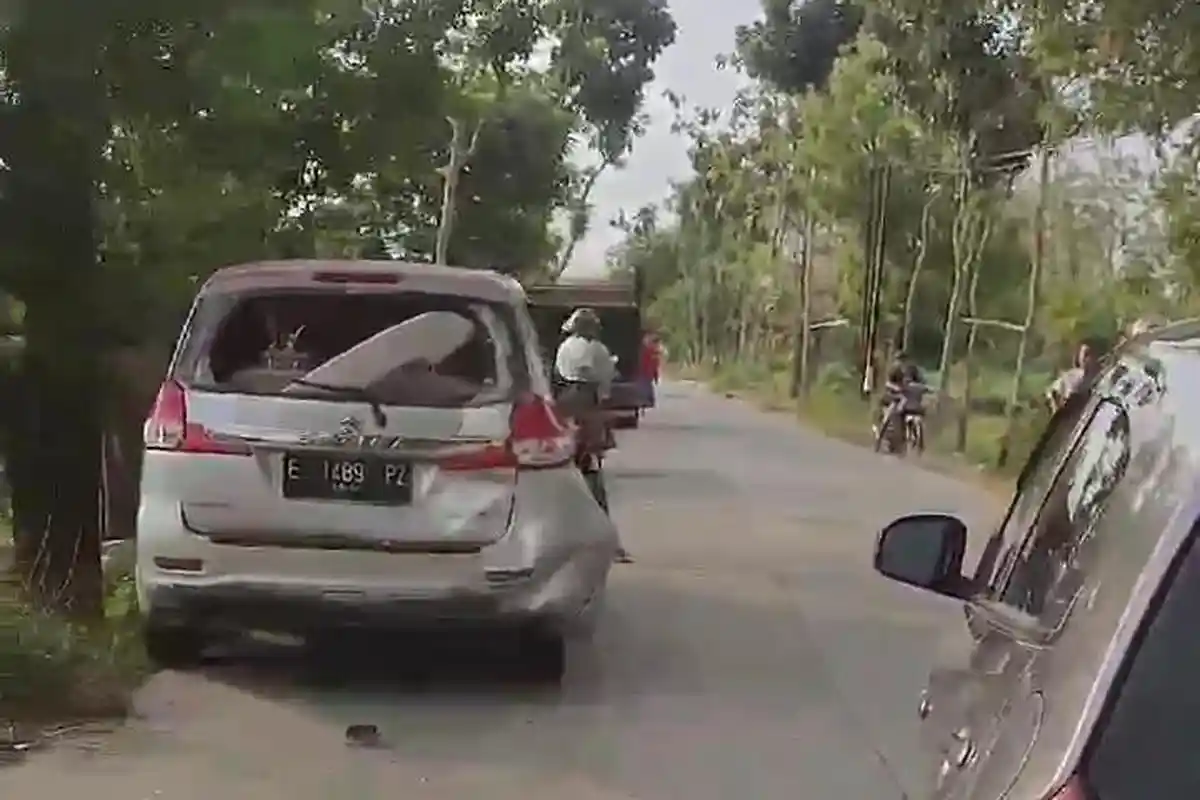 Detik-detik Kecelakaan Karambol di Blora, Ertiga dan Brio Ringsek Gegara Kucing Menyeberang Jalan