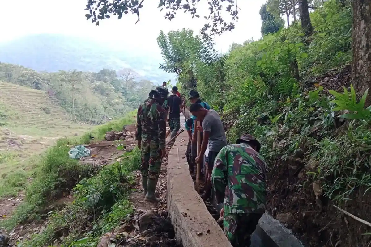 TNI Gandeng Warga Kebut Pembangunan Irigasi Waelenteng Pinggang Manggarai