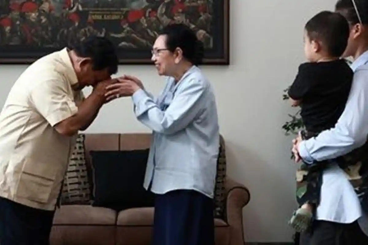 INILAH Sosok Perempuan yang Ditemui Prabowo Usai Berziarah dari Makam Ayah dan Kakeknya