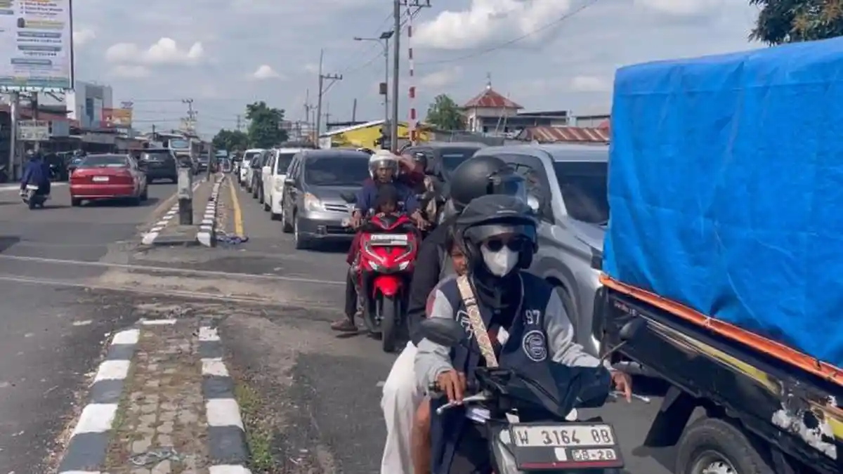 Jombang Macet Parah Sore Ini: Pemudik Terjebak 2 Jam di Bandarkedungmulyo, Antrean 4 KM