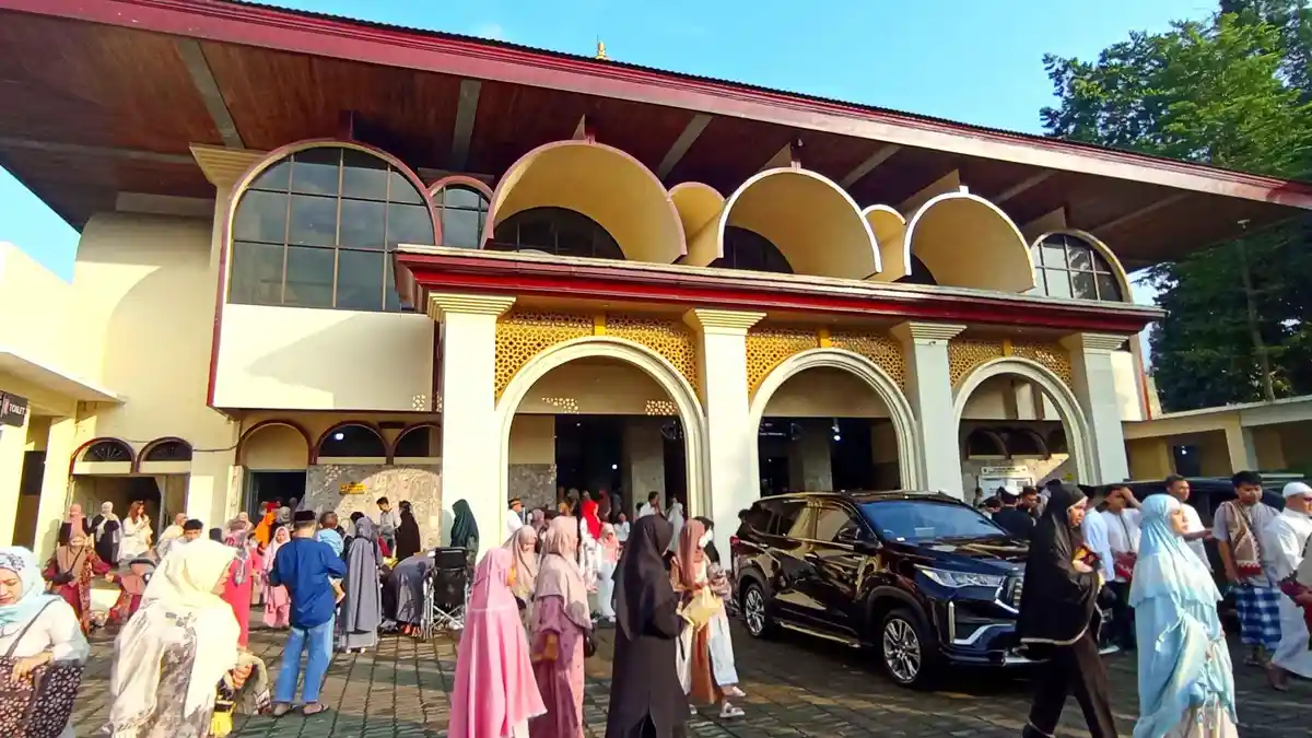 Ratusan Jemaah Salat Idulfitri di Masjid Agung Jami' Wonosobo, Ini Pesan Bupati Afif