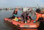 Tim-pencari-mengevakuasi-dua-awak-kapal-ikan-yang-tenggelam.jpg