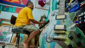 SENIMAN-LUKIS-GITAR-Bung-Tiok-ikut-pameran-lukis-gitar-di-YogyakartaPelukis.jpg