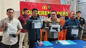 Polisi-menggelar-pers-rilis-terkait-4-remaja-pelaku-begal-bersenjata-di-552Maposek-Kuta.jpg