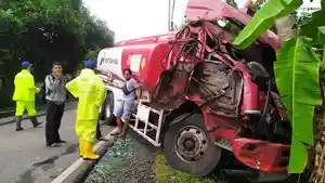 truk-pertamina-pengangkut-bbm-yah-bertabrakan-dengan-sesama-truk.jpg