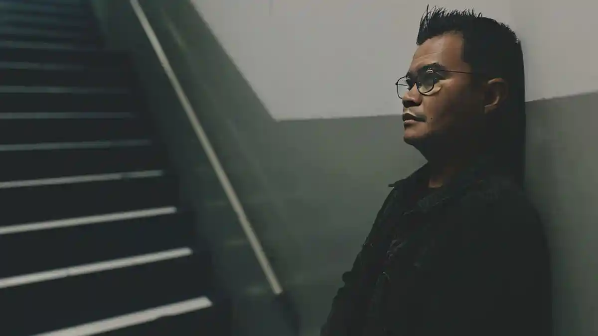 Martin Wiguna Utarakan Rasa Cinta yang Tetap Bertahan Meski Terluka Lewat Lagu Bertahan Demi Dia