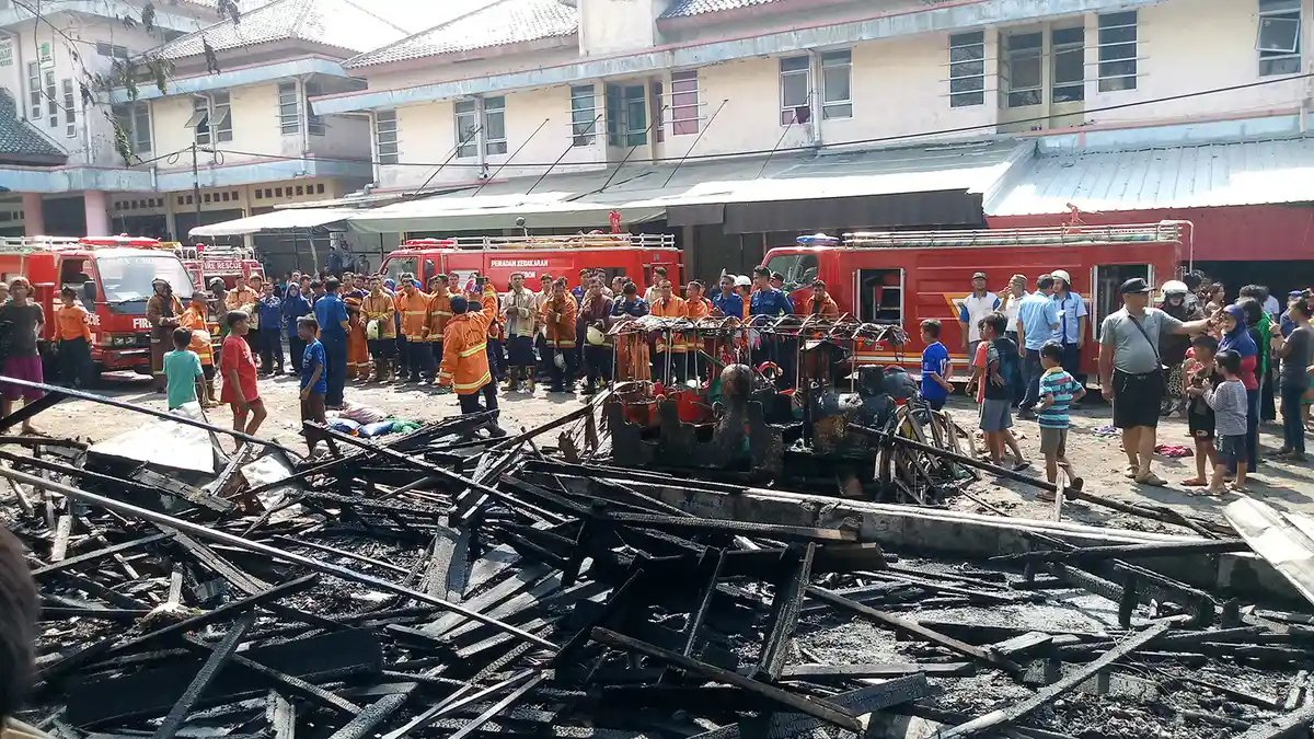 Puluhan Kios di Pasar Kalitanjung Cirebon Tinggal Puing